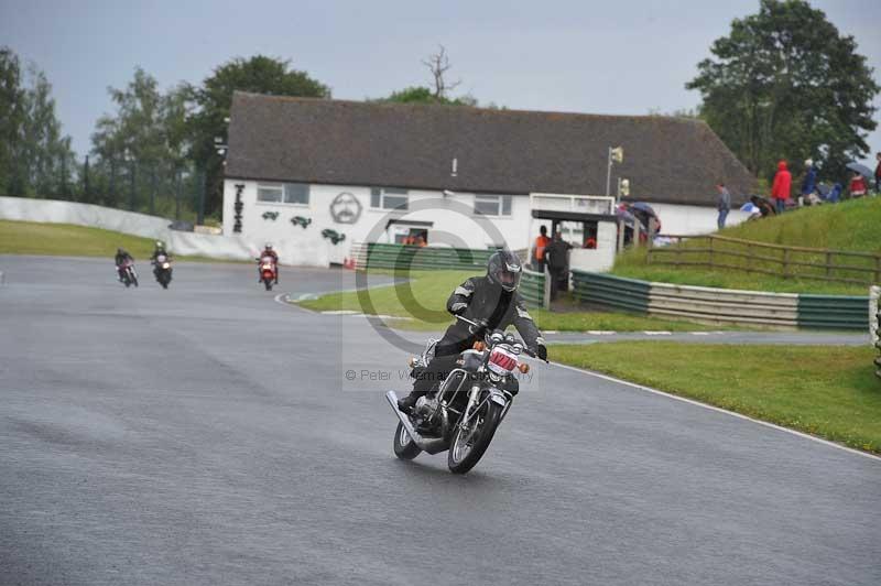 Mallory park Leicestershire;Mallory park photographs;Motorcycle action photographs;classic bikes;event digital images;eventdigitalimages;mallory park;no limits trackday;peter wileman photography;vintage bikes;vintage motorcycles;vmcc festival 1000 bikes