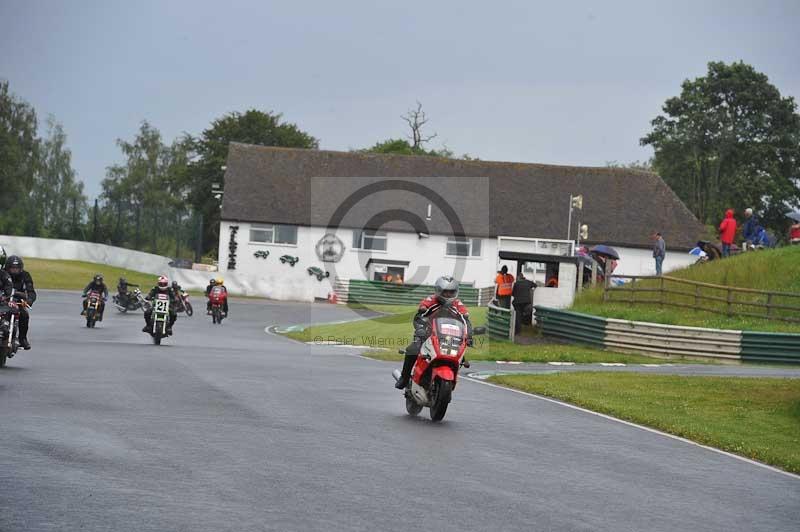 Mallory park Leicestershire;Mallory park photographs;Motorcycle action photographs;classic bikes;event digital images;eventdigitalimages;mallory park;no limits trackday;peter wileman photography;vintage bikes;vintage motorcycles;vmcc festival 1000 bikes