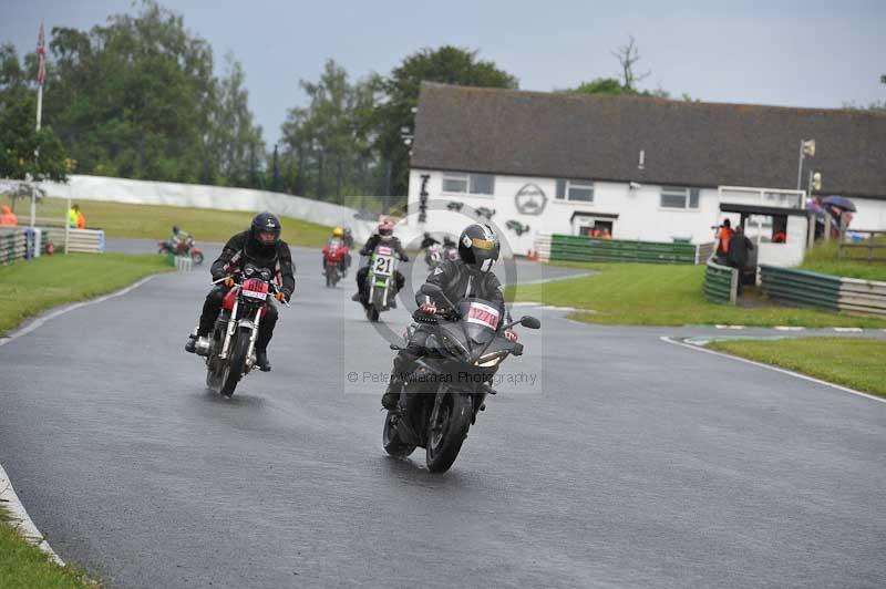 Mallory park Leicestershire;Mallory park photographs;Motorcycle action photographs;classic bikes;event digital images;eventdigitalimages;mallory park;no limits trackday;peter wileman photography;vintage bikes;vintage motorcycles;vmcc festival 1000 bikes