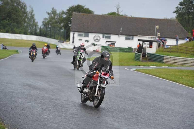 Mallory park Leicestershire;Mallory park photographs;Motorcycle action photographs;classic bikes;event digital images;eventdigitalimages;mallory park;no limits trackday;peter wileman photography;vintage bikes;vintage motorcycles;vmcc festival 1000 bikes