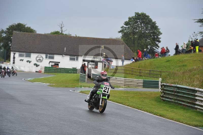 Mallory park Leicestershire;Mallory park photographs;Motorcycle action photographs;classic bikes;event digital images;eventdigitalimages;mallory park;no limits trackday;peter wileman photography;vintage bikes;vintage motorcycles;vmcc festival 1000 bikes
