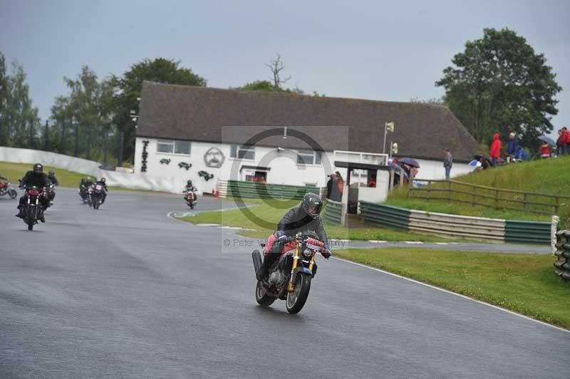 Mallory park Leicestershire;Mallory park photographs;Motorcycle action photographs;classic bikes;event digital images;eventdigitalimages;mallory park;no limits trackday;peter wileman photography;vintage bikes;vintage motorcycles;vmcc festival 1000 bikes