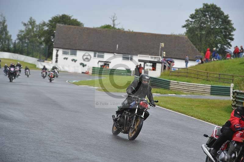 Mallory park Leicestershire;Mallory park photographs;Motorcycle action photographs;classic bikes;event digital images;eventdigitalimages;mallory park;no limits trackday;peter wileman photography;vintage bikes;vintage motorcycles;vmcc festival 1000 bikes