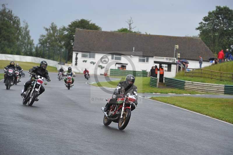 Mallory park Leicestershire;Mallory park photographs;Motorcycle action photographs;classic bikes;event digital images;eventdigitalimages;mallory park;no limits trackday;peter wileman photography;vintage bikes;vintage motorcycles;vmcc festival 1000 bikes