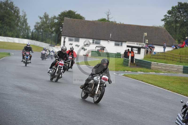 Mallory park Leicestershire;Mallory park photographs;Motorcycle action photographs;classic bikes;event digital images;eventdigitalimages;mallory park;no limits trackday;peter wileman photography;vintage bikes;vintage motorcycles;vmcc festival 1000 bikes