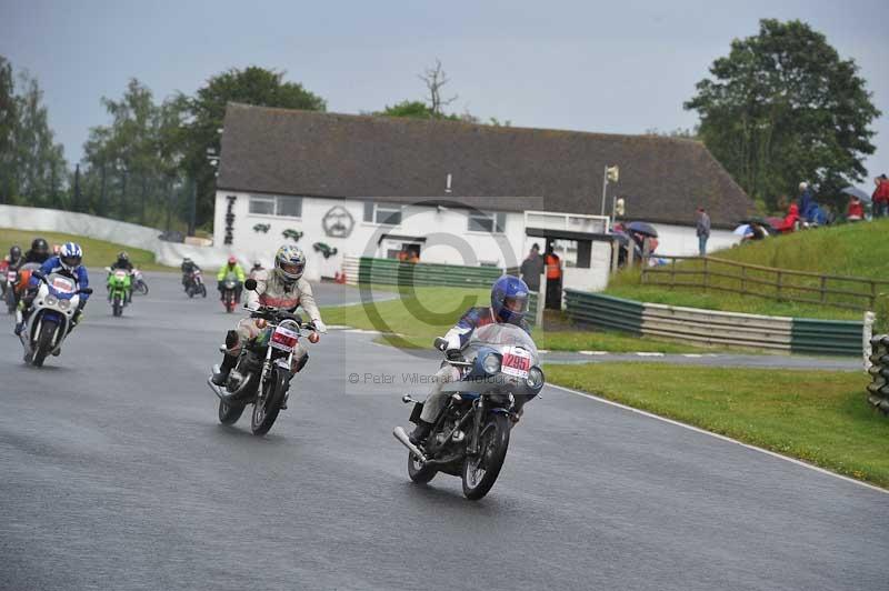 Mallory park Leicestershire;Mallory park photographs;Motorcycle action photographs;classic bikes;event digital images;eventdigitalimages;mallory park;no limits trackday;peter wileman photography;vintage bikes;vintage motorcycles;vmcc festival 1000 bikes