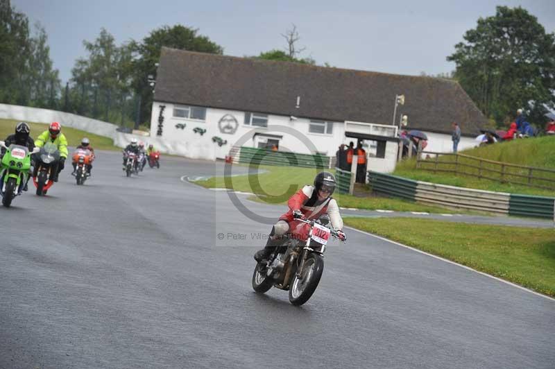 Mallory park Leicestershire;Mallory park photographs;Motorcycle action photographs;classic bikes;event digital images;eventdigitalimages;mallory park;no limits trackday;peter wileman photography;vintage bikes;vintage motorcycles;vmcc festival 1000 bikes