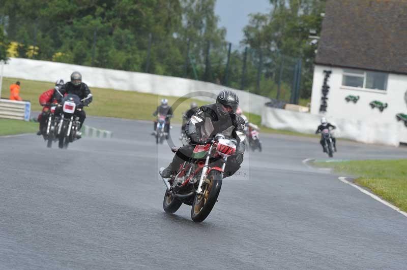 Mallory park Leicestershire;Mallory park photographs;Motorcycle action photographs;classic bikes;event digital images;eventdigitalimages;mallory park;no limits trackday;peter wileman photography;vintage bikes;vintage motorcycles;vmcc festival 1000 bikes