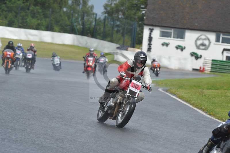 Mallory park Leicestershire;Mallory park photographs;Motorcycle action photographs;classic bikes;event digital images;eventdigitalimages;mallory park;no limits trackday;peter wileman photography;vintage bikes;vintage motorcycles;vmcc festival 1000 bikes