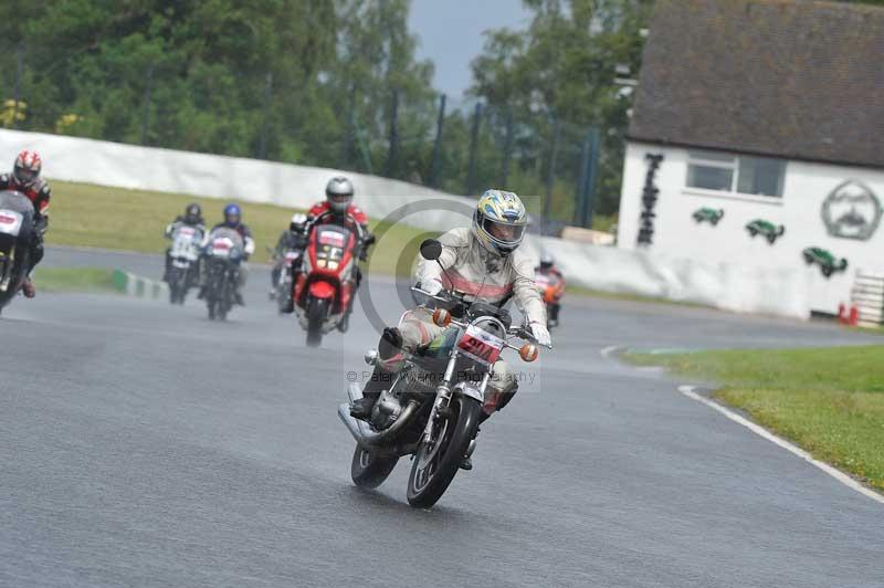 Mallory park Leicestershire;Mallory park photographs;Motorcycle action photographs;classic bikes;event digital images;eventdigitalimages;mallory park;no limits trackday;peter wileman photography;vintage bikes;vintage motorcycles;vmcc festival 1000 bikes