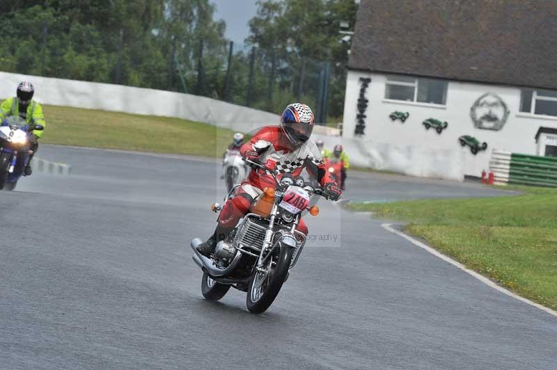 Mallory park Leicestershire;Mallory park photographs;Motorcycle action photographs;classic bikes;event digital images;eventdigitalimages;mallory park;no limits trackday;peter wileman photography;vintage bikes;vintage motorcycles;vmcc festival 1000 bikes