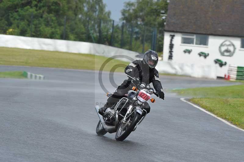 Mallory park Leicestershire;Mallory park photographs;Motorcycle action photographs;classic bikes;event digital images;eventdigitalimages;mallory park;no limits trackday;peter wileman photography;vintage bikes;vintage motorcycles;vmcc festival 1000 bikes