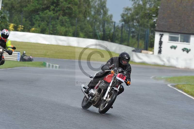 Mallory park Leicestershire;Mallory park photographs;Motorcycle action photographs;classic bikes;event digital images;eventdigitalimages;mallory park;no limits trackday;peter wileman photography;vintage bikes;vintage motorcycles;vmcc festival 1000 bikes