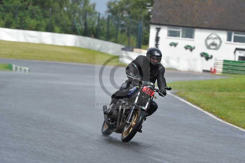 Mallory park Leicestershire;Mallory park photographs;Motorcycle action photographs;classic bikes;event digital images;eventdigitalimages;mallory park;no limits trackday;peter wileman photography;vintage bikes;vintage motorcycles;vmcc festival 1000 bikes