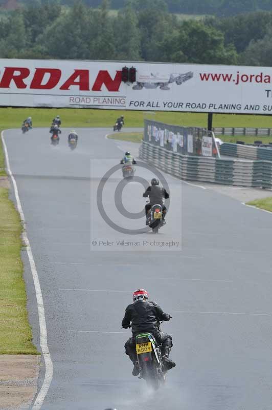 Mallory park Leicestershire;Mallory park photographs;Motorcycle action photographs;classic bikes;event digital images;eventdigitalimages;mallory park;no limits trackday;peter wileman photography;vintage bikes;vintage motorcycles;vmcc festival 1000 bikes