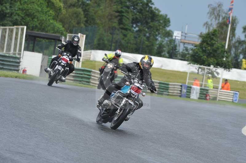 Mallory park Leicestershire;Mallory park photographs;Motorcycle action photographs;classic bikes;event digital images;eventdigitalimages;mallory park;no limits trackday;peter wileman photography;vintage bikes;vintage motorcycles;vmcc festival 1000 bikes