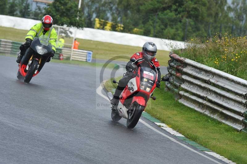 Mallory park Leicestershire;Mallory park photographs;Motorcycle action photographs;classic bikes;event digital images;eventdigitalimages;mallory park;no limits trackday;peter wileman photography;vintage bikes;vintage motorcycles;vmcc festival 1000 bikes