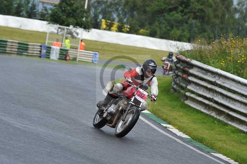 Mallory park Leicestershire;Mallory park photographs;Motorcycle action photographs;classic bikes;event digital images;eventdigitalimages;mallory park;no limits trackday;peter wileman photography;vintage bikes;vintage motorcycles;vmcc festival 1000 bikes