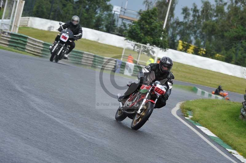 Mallory park Leicestershire;Mallory park photographs;Motorcycle action photographs;classic bikes;event digital images;eventdigitalimages;mallory park;no limits trackday;peter wileman photography;vintage bikes;vintage motorcycles;vmcc festival 1000 bikes