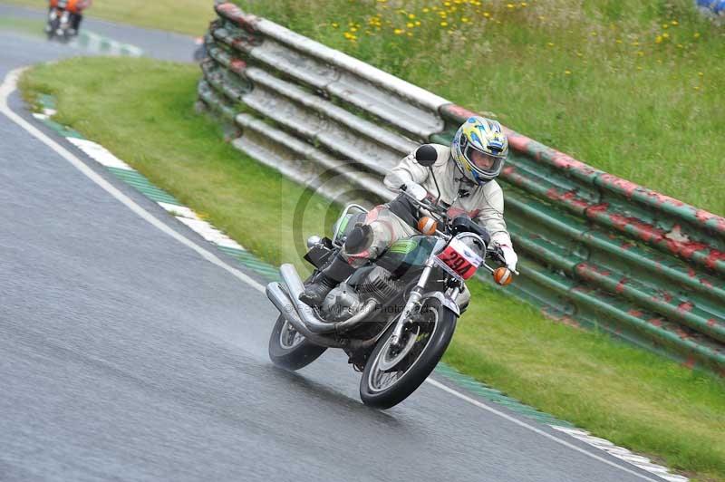 Mallory park Leicestershire;Mallory park photographs;Motorcycle action photographs;classic bikes;event digital images;eventdigitalimages;mallory park;no limits trackday;peter wileman photography;vintage bikes;vintage motorcycles;vmcc festival 1000 bikes