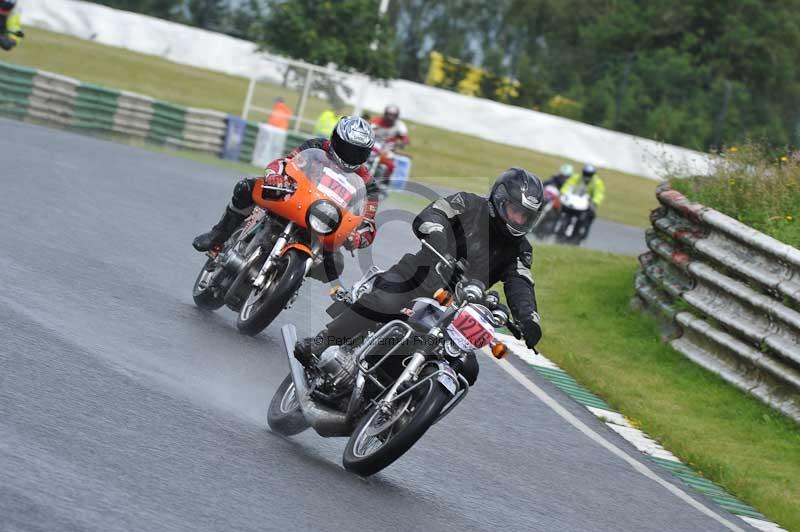 Mallory park Leicestershire;Mallory park photographs;Motorcycle action photographs;classic bikes;event digital images;eventdigitalimages;mallory park;no limits trackday;peter wileman photography;vintage bikes;vintage motorcycles;vmcc festival 1000 bikes