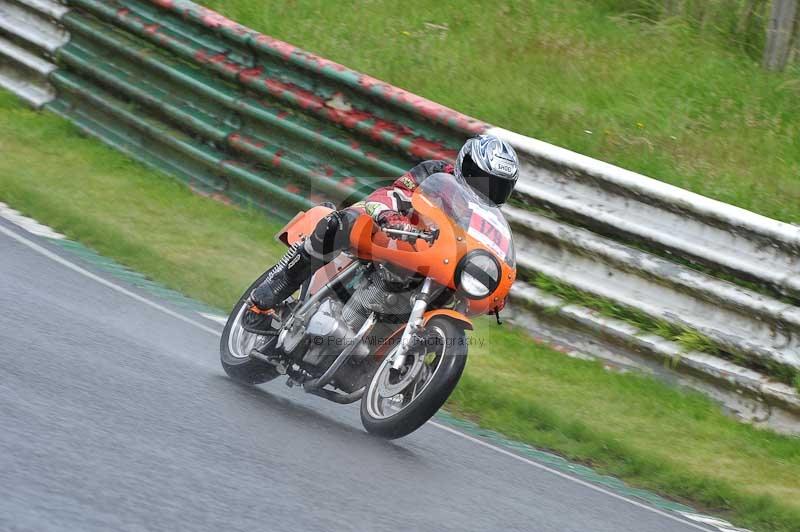 Mallory park Leicestershire;Mallory park photographs;Motorcycle action photographs;classic bikes;event digital images;eventdigitalimages;mallory park;no limits trackday;peter wileman photography;vintage bikes;vintage motorcycles;vmcc festival 1000 bikes