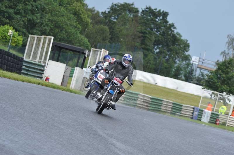 Mallory park Leicestershire;Mallory park photographs;Motorcycle action photographs;classic bikes;event digital images;eventdigitalimages;mallory park;no limits trackday;peter wileman photography;vintage bikes;vintage motorcycles;vmcc festival 1000 bikes