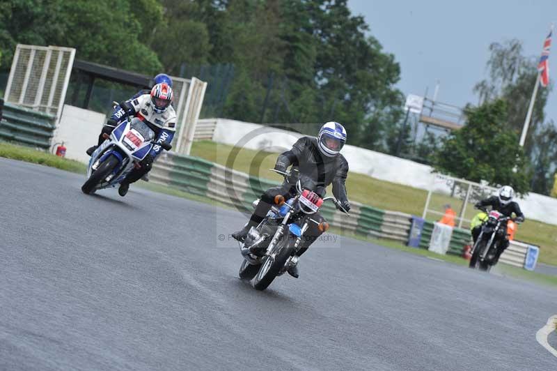 Mallory park Leicestershire;Mallory park photographs;Motorcycle action photographs;classic bikes;event digital images;eventdigitalimages;mallory park;no limits trackday;peter wileman photography;vintage bikes;vintage motorcycles;vmcc festival 1000 bikes