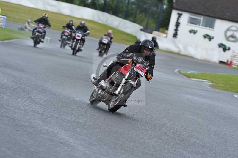 Mallory park Leicestershire;Mallory park photographs;Motorcycle action photographs;classic bikes;event digital images;eventdigitalimages;mallory park;no limits trackday;peter wileman photography;vintage bikes;vintage motorcycles;vmcc festival 1000 bikes