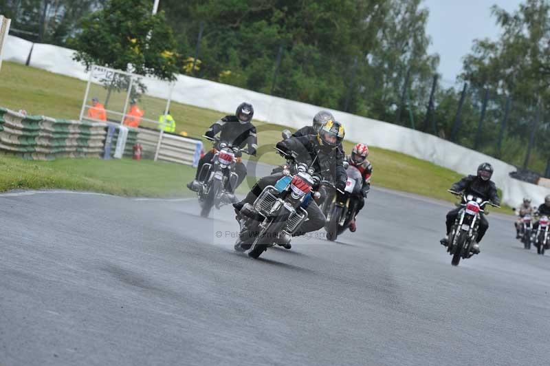 Mallory park Leicestershire;Mallory park photographs;Motorcycle action photographs;classic bikes;event digital images;eventdigitalimages;mallory park;no limits trackday;peter wileman photography;vintage bikes;vintage motorcycles;vmcc festival 1000 bikes