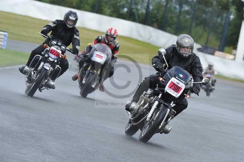 Mallory park Leicestershire;Mallory park photographs;Motorcycle action photographs;classic bikes;event digital images;eventdigitalimages;mallory park;no limits trackday;peter wileman photography;vintage bikes;vintage motorcycles;vmcc festival 1000 bikes