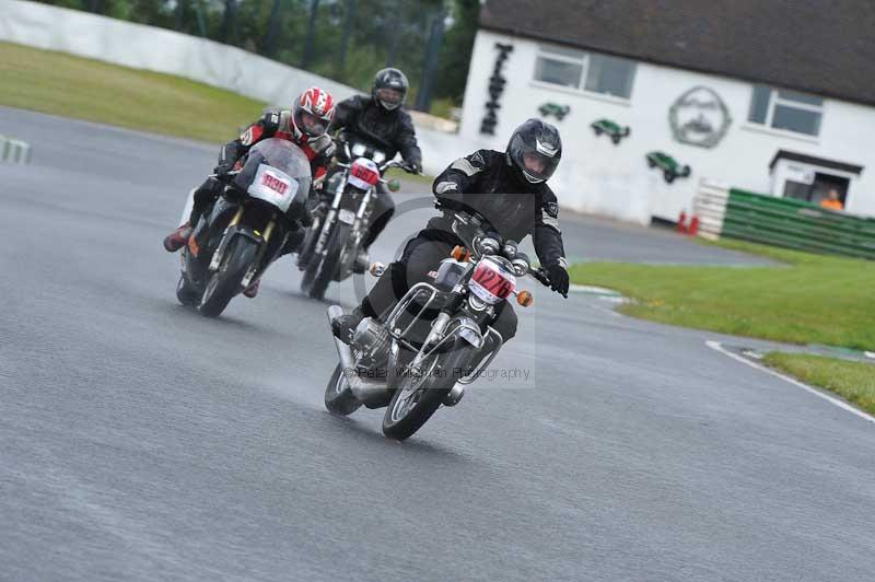 Mallory park Leicestershire;Mallory park photographs;Motorcycle action photographs;classic bikes;event digital images;eventdigitalimages;mallory park;no limits trackday;peter wileman photography;vintage bikes;vintage motorcycles;vmcc festival 1000 bikes
