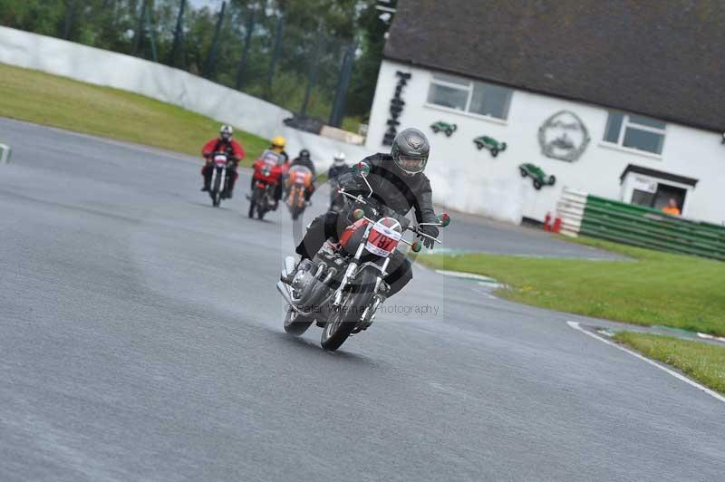Mallory park Leicestershire;Mallory park photographs;Motorcycle action photographs;classic bikes;event digital images;eventdigitalimages;mallory park;no limits trackday;peter wileman photography;vintage bikes;vintage motorcycles;vmcc festival 1000 bikes