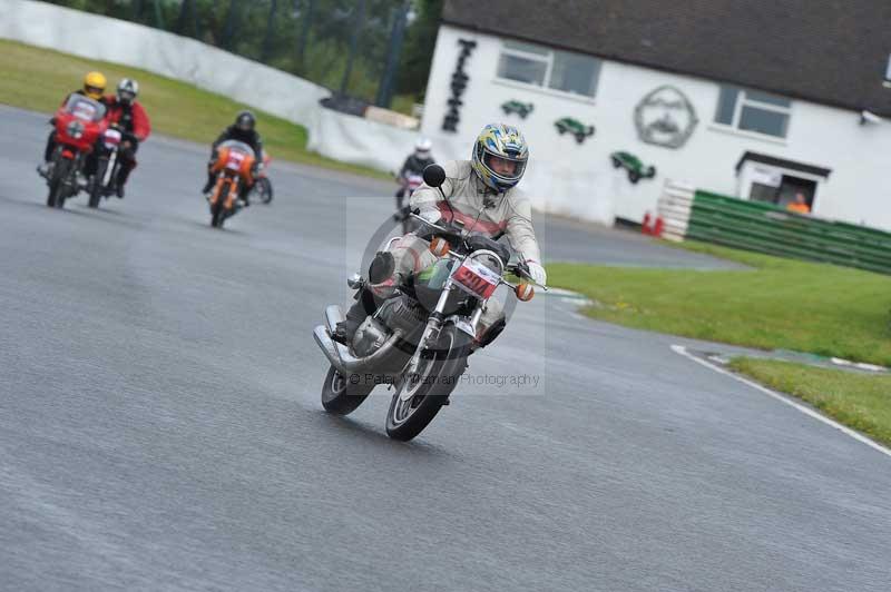 Mallory park Leicestershire;Mallory park photographs;Motorcycle action photographs;classic bikes;event digital images;eventdigitalimages;mallory park;no limits trackday;peter wileman photography;vintage bikes;vintage motorcycles;vmcc festival 1000 bikes