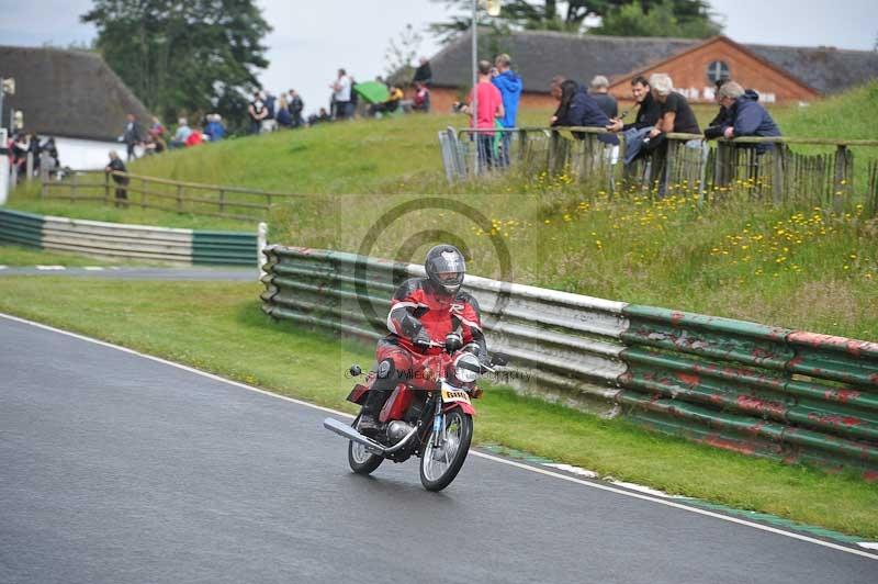 Mallory park Leicestershire;Mallory park photographs;Motorcycle action photographs;classic bikes;event digital images;eventdigitalimages;mallory park;no limits trackday;peter wileman photography;vintage bikes;vintage motorcycles;vmcc festival 1000 bikes