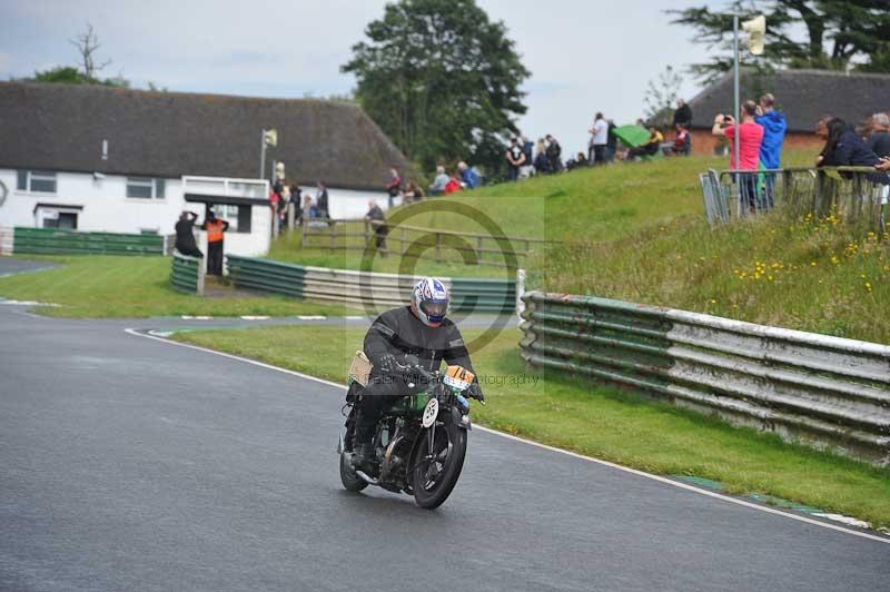 Mallory park Leicestershire;Mallory park photographs;Motorcycle action photographs;classic bikes;event digital images;eventdigitalimages;mallory park;no limits trackday;peter wileman photography;vintage bikes;vintage motorcycles;vmcc festival 1000 bikes