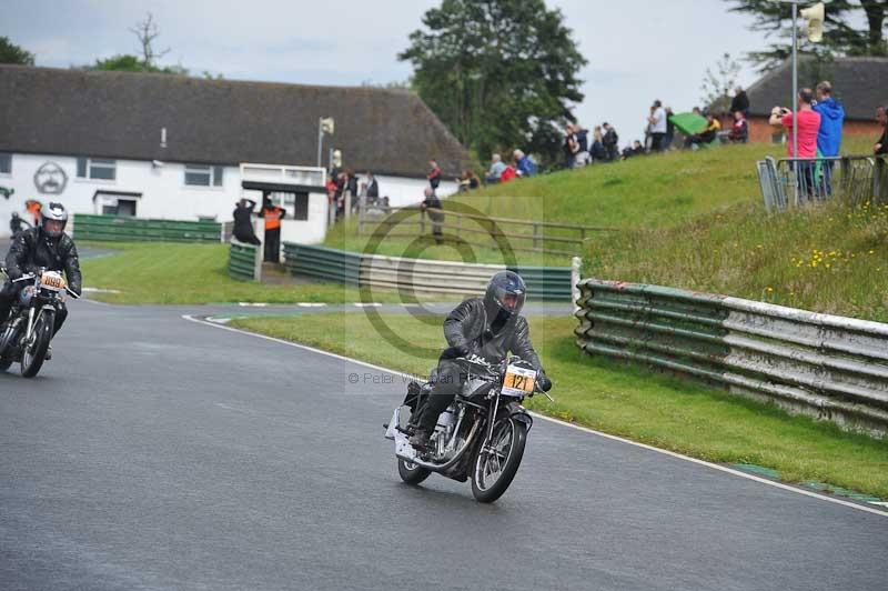 Mallory park Leicestershire;Mallory park photographs;Motorcycle action photographs;classic bikes;event digital images;eventdigitalimages;mallory park;no limits trackday;peter wileman photography;vintage bikes;vintage motorcycles;vmcc festival 1000 bikes