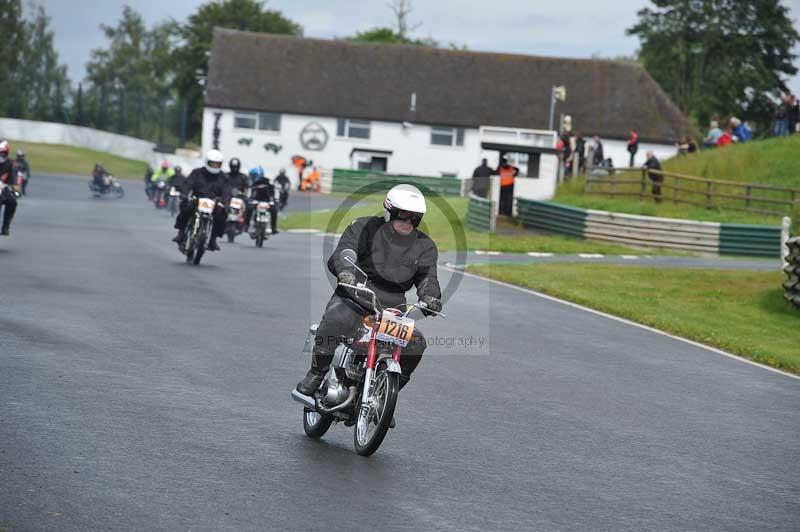 Mallory park Leicestershire;Mallory park photographs;Motorcycle action photographs;classic bikes;event digital images;eventdigitalimages;mallory park;no limits trackday;peter wileman photography;vintage bikes;vintage motorcycles;vmcc festival 1000 bikes