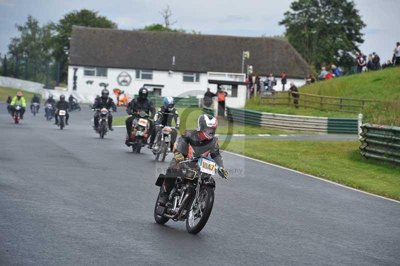 Mallory park Leicestershire;Mallory park photographs;Motorcycle action photographs;classic bikes;event digital images;eventdigitalimages;mallory park;no limits trackday;peter wileman photography;vintage bikes;vintage motorcycles;vmcc festival 1000 bikes