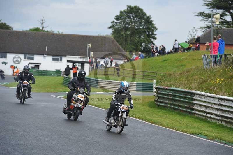 Mallory park Leicestershire;Mallory park photographs;Motorcycle action photographs;classic bikes;event digital images;eventdigitalimages;mallory park;no limits trackday;peter wileman photography;vintage bikes;vintage motorcycles;vmcc festival 1000 bikes