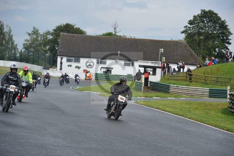 Mallory park Leicestershire;Mallory park photographs;Motorcycle action photographs;classic bikes;event digital images;eventdigitalimages;mallory park;no limits trackday;peter wileman photography;vintage bikes;vintage motorcycles;vmcc festival 1000 bikes