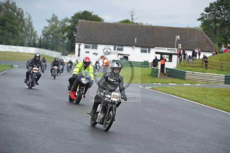 Mallory park Leicestershire;Mallory park photographs;Motorcycle action photographs;classic bikes;event digital images;eventdigitalimages;mallory park;no limits trackday;peter wileman photography;vintage bikes;vintage motorcycles;vmcc festival 1000 bikes