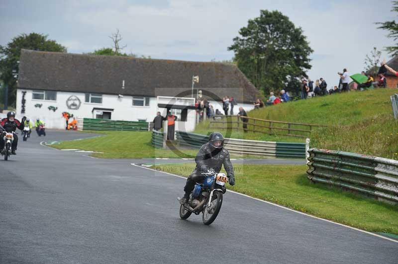 Mallory park Leicestershire;Mallory park photographs;Motorcycle action photographs;classic bikes;event digital images;eventdigitalimages;mallory park;no limits trackday;peter wileman photography;vintage bikes;vintage motorcycles;vmcc festival 1000 bikes