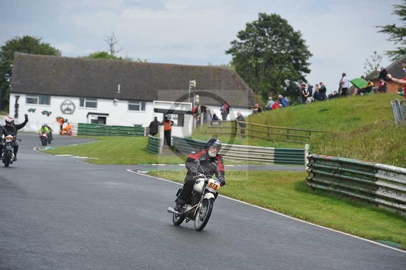 Mallory park Leicestershire;Mallory park photographs;Motorcycle action photographs;classic bikes;event digital images;eventdigitalimages;mallory park;no limits trackday;peter wileman photography;vintage bikes;vintage motorcycles;vmcc festival 1000 bikes