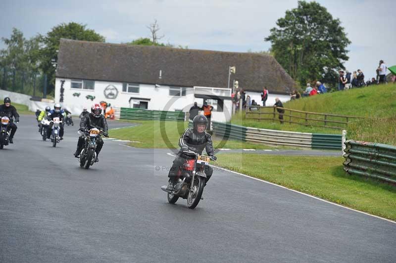 Mallory park Leicestershire;Mallory park photographs;Motorcycle action photographs;classic bikes;event digital images;eventdigitalimages;mallory park;no limits trackday;peter wileman photography;vintage bikes;vintage motorcycles;vmcc festival 1000 bikes