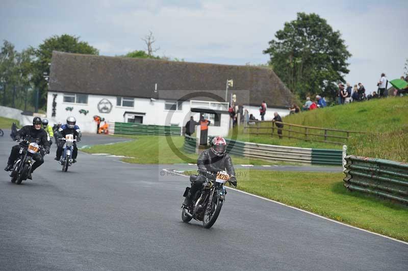 Mallory park Leicestershire;Mallory park photographs;Motorcycle action photographs;classic bikes;event digital images;eventdigitalimages;mallory park;no limits trackday;peter wileman photography;vintage bikes;vintage motorcycles;vmcc festival 1000 bikes