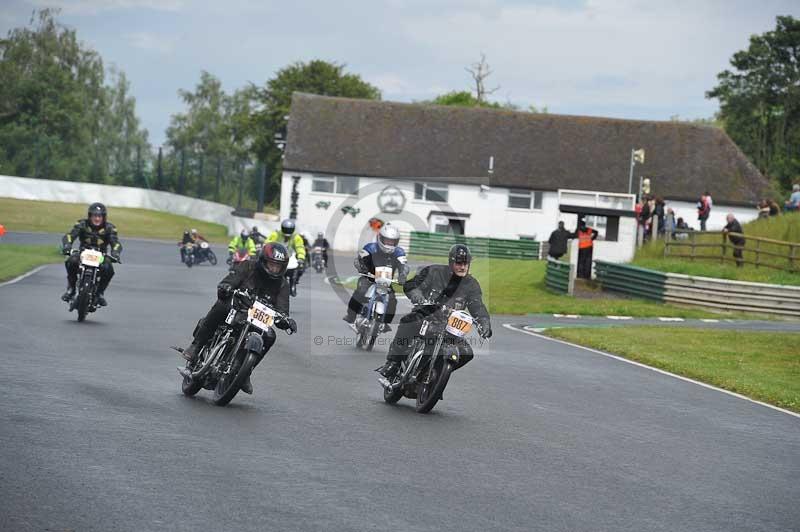 Mallory park Leicestershire;Mallory park photographs;Motorcycle action photographs;classic bikes;event digital images;eventdigitalimages;mallory park;no limits trackday;peter wileman photography;vintage bikes;vintage motorcycles;vmcc festival 1000 bikes