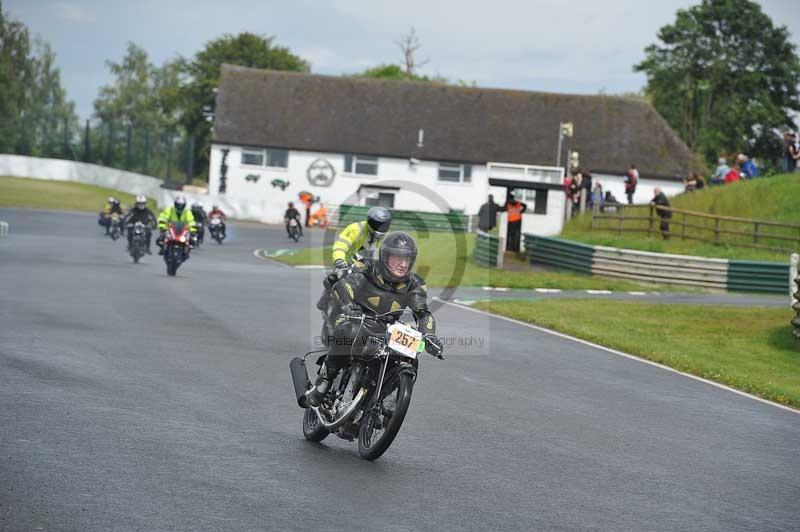Mallory park Leicestershire;Mallory park photographs;Motorcycle action photographs;classic bikes;event digital images;eventdigitalimages;mallory park;no limits trackday;peter wileman photography;vintage bikes;vintage motorcycles;vmcc festival 1000 bikes