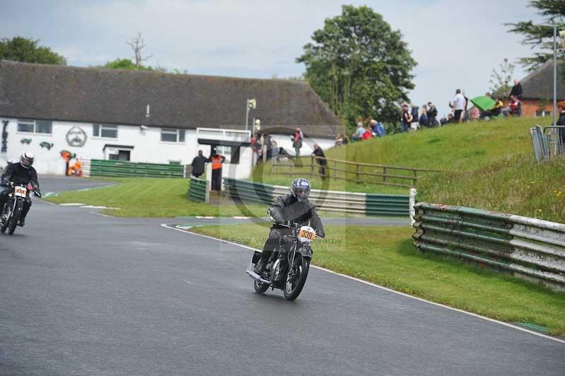 Mallory park Leicestershire;Mallory park photographs;Motorcycle action photographs;classic bikes;event digital images;eventdigitalimages;mallory park;no limits trackday;peter wileman photography;vintage bikes;vintage motorcycles;vmcc festival 1000 bikes