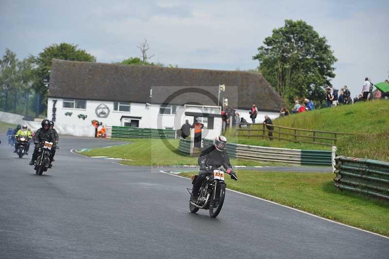 Mallory park Leicestershire;Mallory park photographs;Motorcycle action photographs;classic bikes;event digital images;eventdigitalimages;mallory park;no limits trackday;peter wileman photography;vintage bikes;vintage motorcycles;vmcc festival 1000 bikes